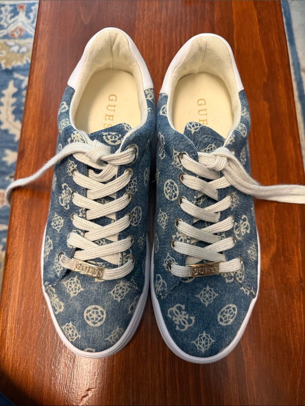 Guess Women’s denim Logo Low-Top Sneakers in Blue and White new no box